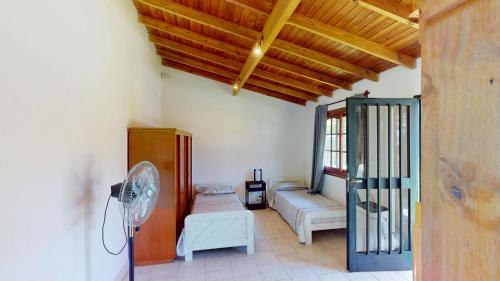 a living room with a fan and a couch at Casa Amplia 5 personas Con Pileta, Amplio Jardin y Parrilla Zona Muy Tranquila en Tigre Centro in Tigre