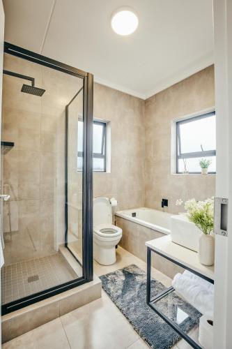 a bathroom with a tub and a toilet and a shower at Stylish 1 Bed Garden Unit Power Backup in Sandton