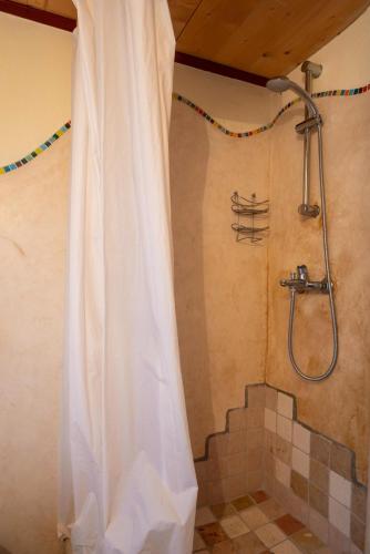 a shower with a shower curtain in a bathroom at La vera casa di Mosè in Marmora