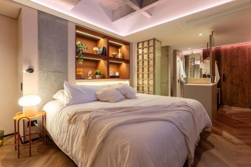 una camera da letto con un letto grande e un bagno di BoH Manila a Medellín