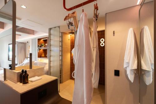 un bagno con lavandino e specchio di BoH Manila a Medellín