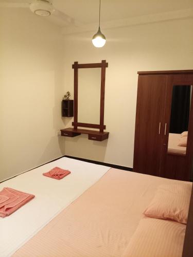 En eller flere senge i et værelse på Villa nelumalee