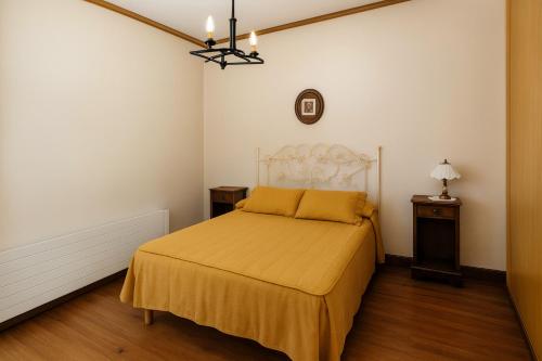 Hotel Halley, Encanto Colonial en el Centro de Vicuña في فيكوينا: غرفة نوم بسرير مع مفرش اصفر