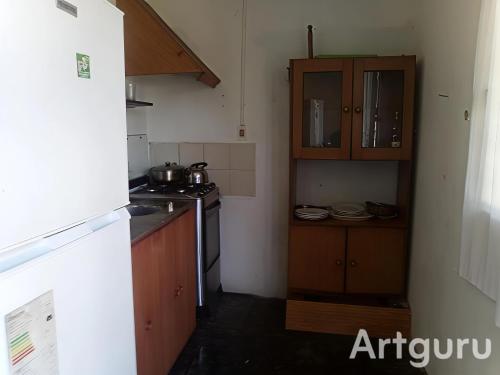 Kuchyň nebo kuchyňský kout v ubytování ALQUILO CASA FRENTE AL MAR PARQUE DEL PLATA CON BARBACOA PARa 8