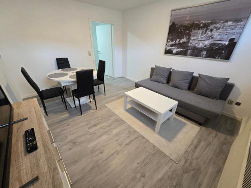 a living room with a couch and a table at FERIENWOHNUNG 75m2 APARTMENT in ZITTAUER STADTZENTRUM INNENSTADT INNENRING TOP LAGE - WOHNEN AUF ZEIT IN ZITTAU - 3 RAUM WOHNUNG in Zittau