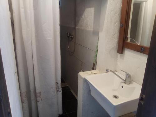 Koupelna v ubytování ALQUILO CASA FRENTE AL MAR PARQUE DEL PLATA CON BARBACOA PARa 8