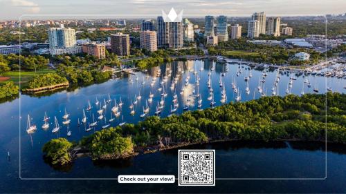una vista aerea di una città con barche in acqua di MVR Bright Suite with Premium Bedding a Miami