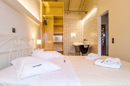 Ένα ή περισσότερα κρεβάτια σε δωμάτιο στο Villa Adamantia