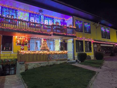 una casa decorada con luces de Navidad y un árbol de Navidad en Hotel Rai, en Koprivshtitsa