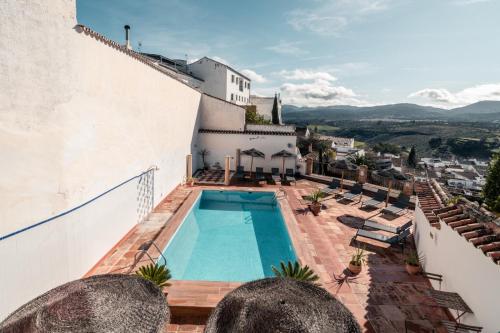 una villa con piscina in cima a un edificio di Galteo Naranja a Ronda