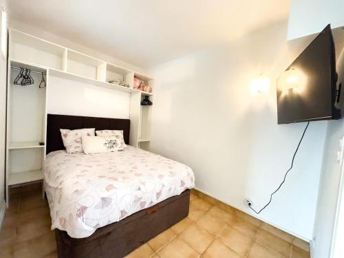 a small bedroom with a bed and a tv at Vacances en bord de mer in Royan