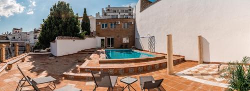 una casa con piscina su un patio di Galteo Naranja a Ronda
