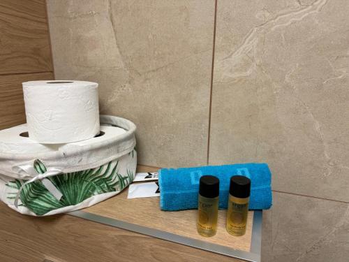 een plank met toiletpapier en twee producten erop bij Agroturystyka Monte Luna in Czarnów