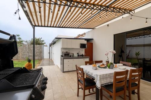 Køkken eller tekøkken på Huaral House Piscina y Terraza