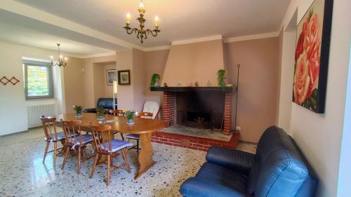 a dining room with a table and a fireplace at Casa Vacanze Il Vallo - Appartamenti con Piscine Indipendenti in Guardiagrele