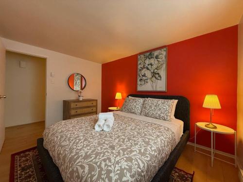 ein Schlafzimmer mit einem großen Bett mit zwei Schuhen darauf in der Unterkunft Free Parking! Fast Wifi! Comfortable 3BR Apt for Montreal Explorers & Adventure! in Montreal