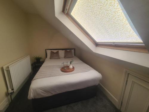 Giường trong phòng chung tại Stadium Apartments