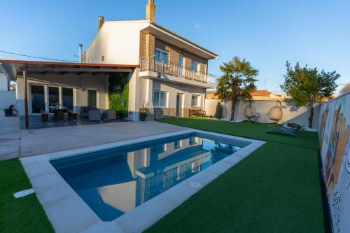 una casa con piscina di fronte a un cortile di La Villarina 
