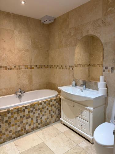 Et badeværelse på The Croft Farmhouse Apartments