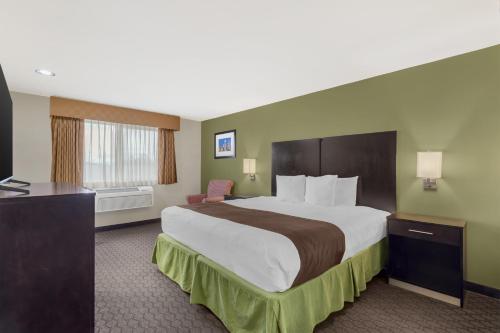 Postel nebo postele na pokoji v ubytování Best Western Sky Valley Inn