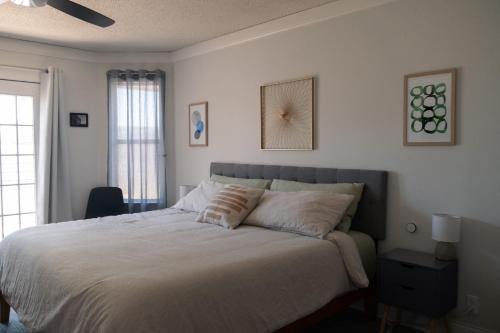 En eller flere senge i et værelse på Private Retreat in North Austin