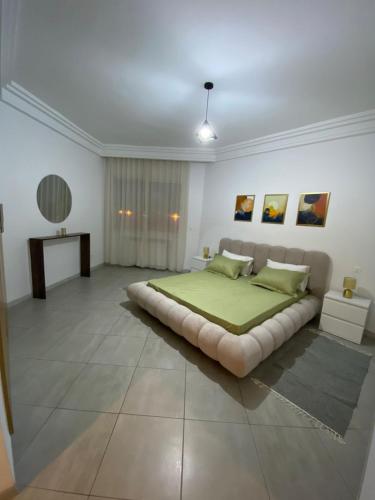 En eller flere senge i et værelse på Double Bedroom Flat les Berges du Lac 2