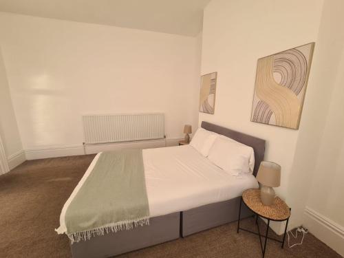 En eller flere senge i et værelse på Lovely four bed Roker house