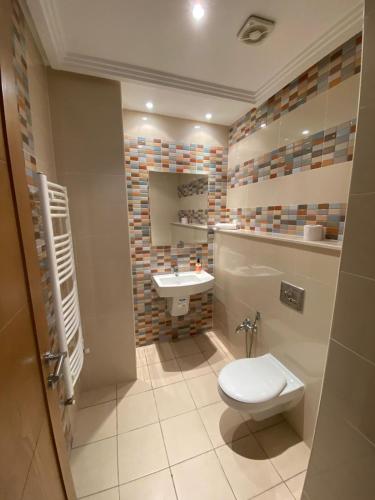 Et badeværelse på Double Bedroom Flat les Berges du Lac 2