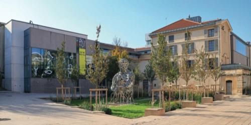 uma estátua sentada em frente a um edifício em Hyper Centre de Valence - Studio N22 em Valence