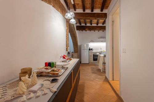 une cuisine avec un comptoir avec de la nourriture dessus dans l'établissement La casetta dell'amore di Mimmi, à Castel Viscardo