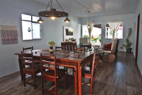 uma sala de jantar e sala de estar com mesa e cadeiras em Casa com Piscina e Churrasqueira em Baixio em Baixio