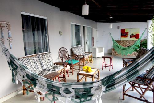 uma sala de estar com cadeiras e uma rede de descanso em Casa com Piscina e Churrasqueira em Baixio em Baixio