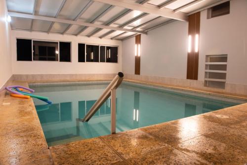 an indoor swimming pool with a pool at Hotel Centenario in Atlántida