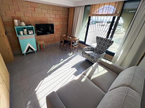 ein Wohnzimmer mit Sofa und Fernseher in der Unterkunft Vivienda El Tiburón 02 in Almerimar