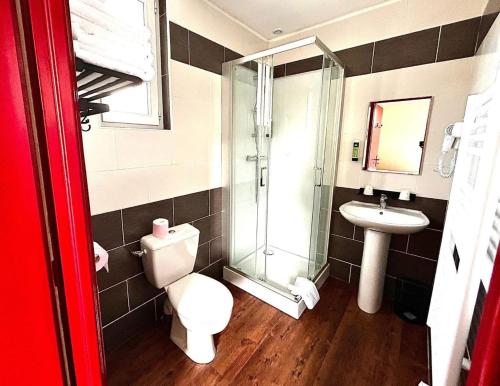 Ένα μπάνιο στο Logis Hôtel Les 200 Bornes