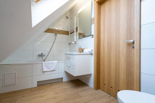 Apartamenty Pruskie في كارباش: حمام مع حوض ومرحاض