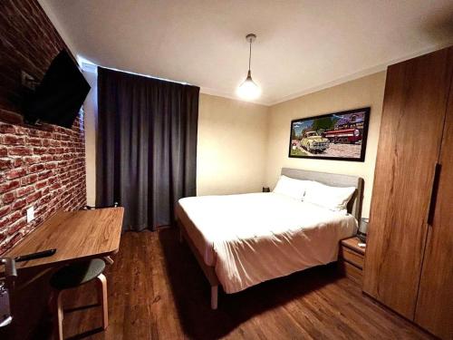 Ένα ή περισσότερα κρεβάτια σε δωμάτιο στο Logis Hôtel Les 200 Bornes