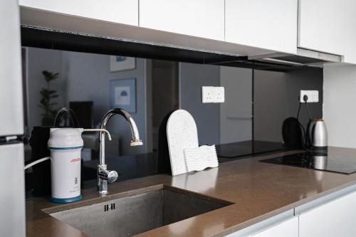 Кухня или мини-кухня в By The Sea Haven 2BR 6pax
