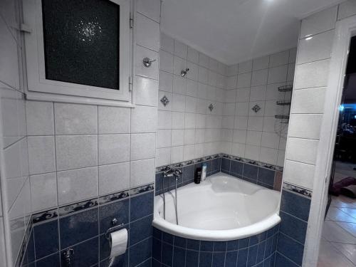 Et badeværelse på Central Apartment in Drama 20 m from center