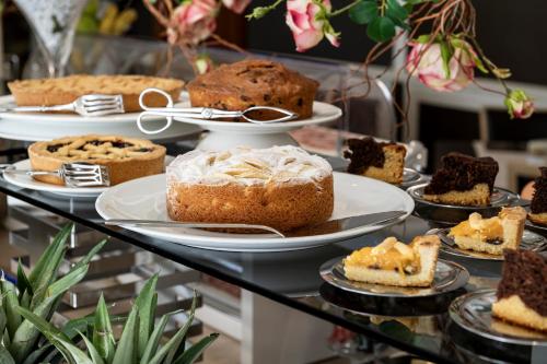 卢卡阿尔伯格席琳酒店的盘子里的蛋糕和馅饼在桌子上展示