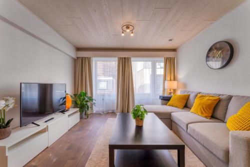 TV a/nebo společenská místnost v ubytování 50m from Beach & Casino in City Center Blankenberge