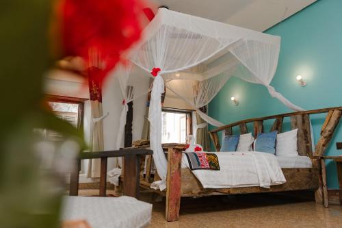 Postel nebo postele na pokoji v ubytování Emerald Palm Courtyard Hotel