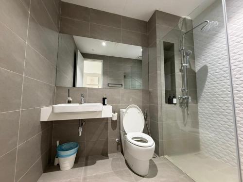 Et badeværelse på Quill Residence Suites KLCC By Sara