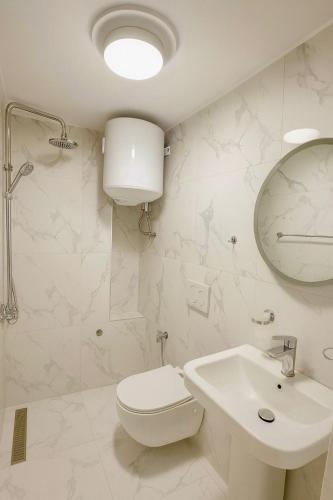 BR's New Bazaar Villa في تيرانا: حمام أبيض مع مرحاض ومغسلة