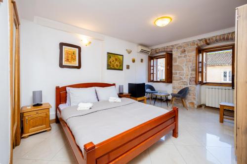 Postel nebo postele na pokoji v ubytování Tara Rooms In Heart Of Old Town Kotor