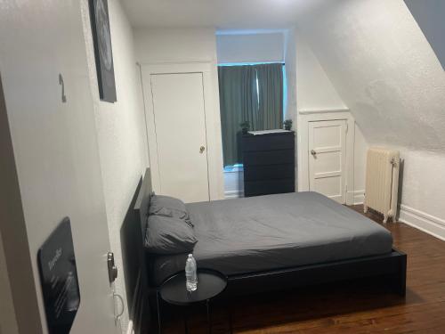 a small bedroom with a bed in a room at Maison Mae Pillars in Mount Vernon