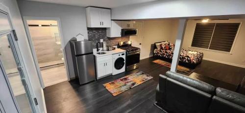 Η κουζίνα ή μικρή κουζίνα στο Private Cozy Modern Studio in Roswell