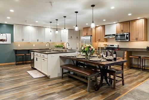 Η κουζίνα ή μικρή κουζίνα στο Teton Crest Lodge Sleeps 24 Ideal Reunion Spot