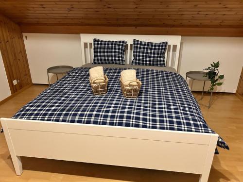 Ferienwohnung mit Herz في شويز: سرير أبيض عليه وسائد منقوشة باللونين الأزرق والأبيض