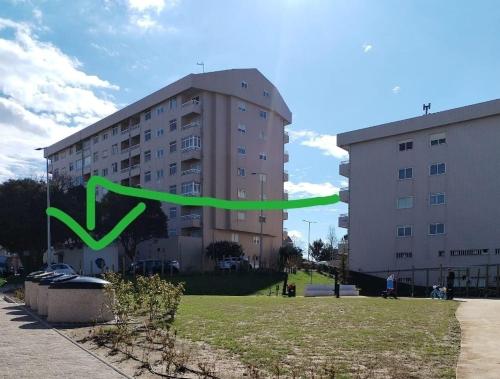 a green arrow in front of a building at House4U Vila Nova in Vila Nova de Gaia